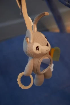 Filibabba - Aktivitetslegetøj Med Ophæng - Haren Henny -Legetøjsland filibabba aktivitetslegetoej haren henny 584383 2