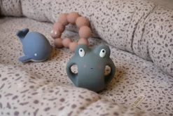 Filibabba - Bidering - Frøen Frey - Grøn -Legetøjsland filibabba bidedyr frey froeen mosegroen 580996 8